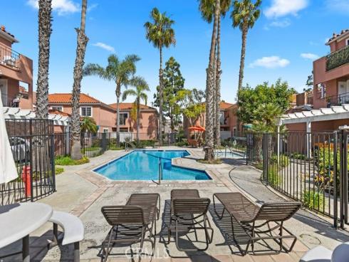 409  Utica  C-29 , Huntington Beach, CA