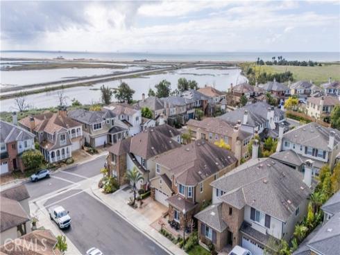 17491  Oakbluffs Lane  , Huntington Beach, CA