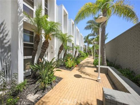 4001  Aladdin  , Huntington Beach, CA