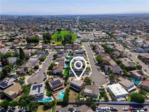 8111 Dartmoor Dr , Huntington Beach, CA
