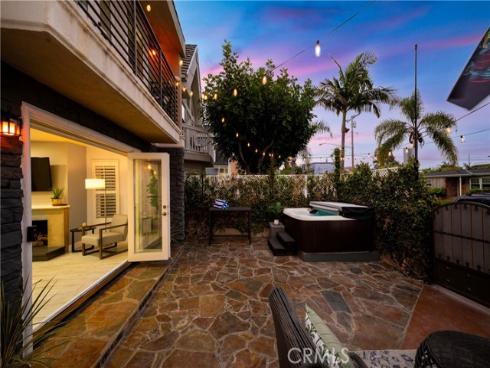 215 Knoxville Avenue, Huntington Beach, CA