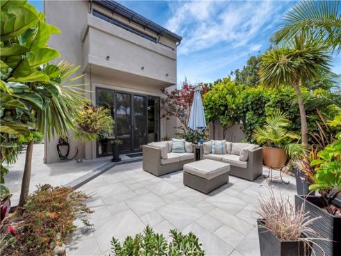 212 Hartford Avenue, Huntington Beach, CA