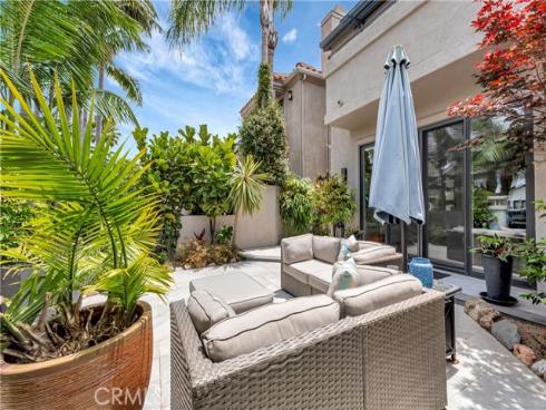 212 Hartford Avenue, Huntington Beach, CA