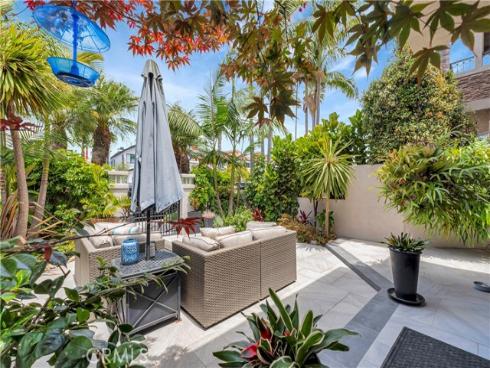 212 Hartford Avenue, Huntington Beach, CA
