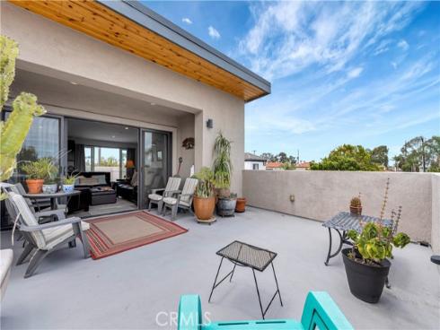 212 Hartford Avenue, Huntington Beach, CA