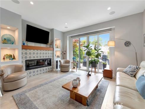 212 Hartford Avenue, Huntington Beach, CA