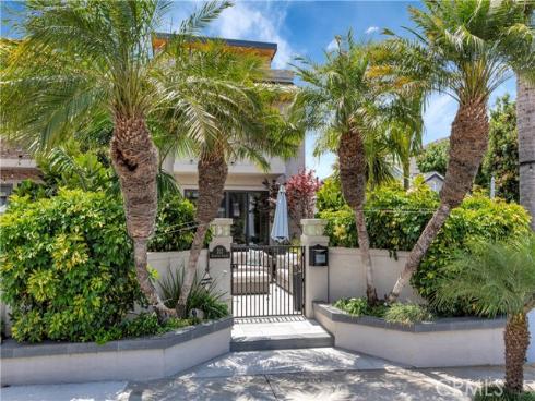 212 Hartford Avenue, Huntington Beach, CA
