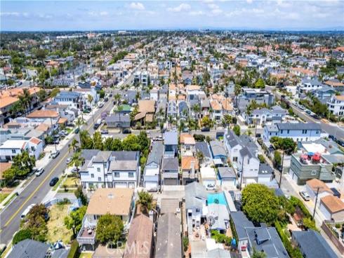 212 Hartford Avenue, Huntington Beach, CA