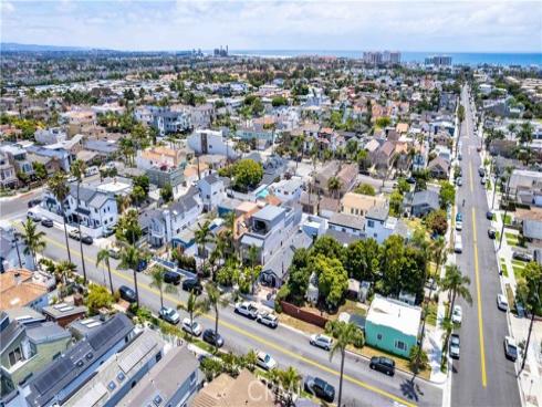 212 Hartford Avenue, Huntington Beach, CA