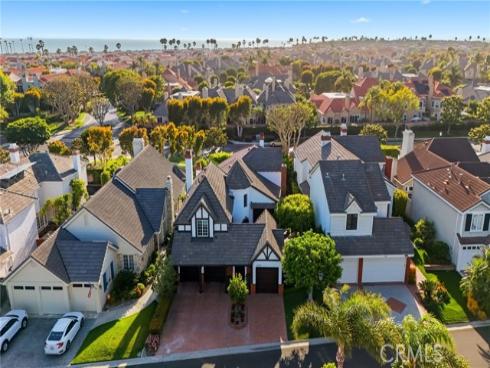 19545  Woodlands Dr  , Huntington Beach, CA