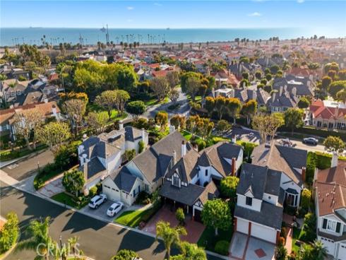 19545  Woodlands Dr  , Huntington Beach, CA