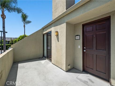 17652 Sergio 202 Circle, Huntington Beach, CA
