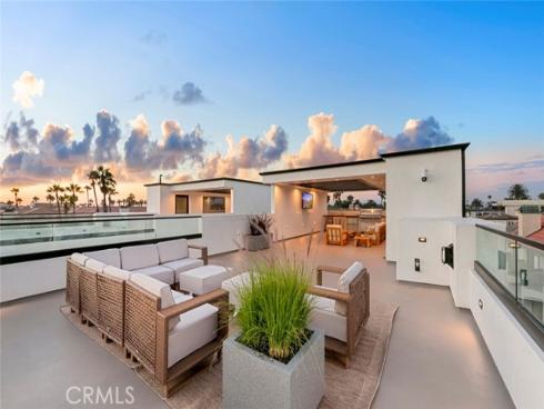 816 Pacific Coast Highway, Huntington Beach, CA