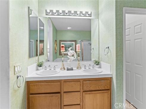 34 Apple Valley , Irvine, CA