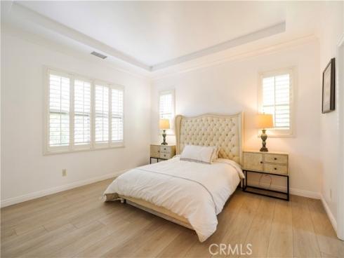 320  Bronze  , Irvine, CA