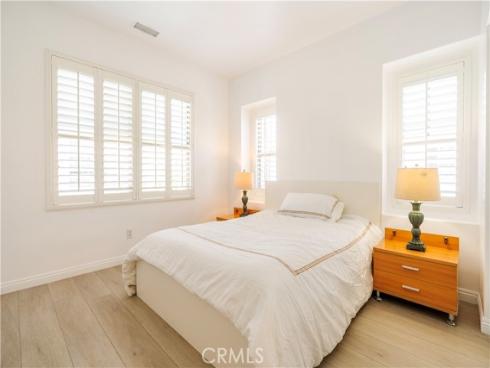 320  Bronze  , Irvine, CA