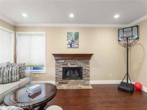 16  Arizona  , Irvine, CA