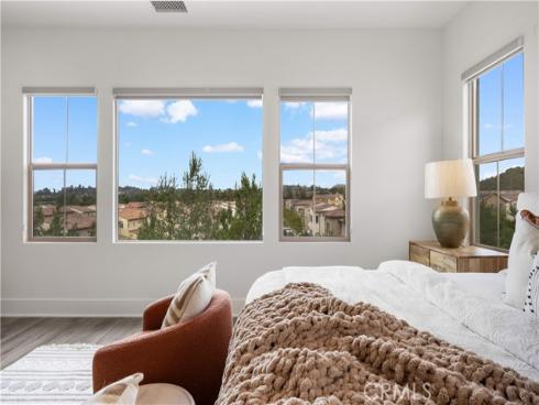 59  Longchamp  , Irvine, CA