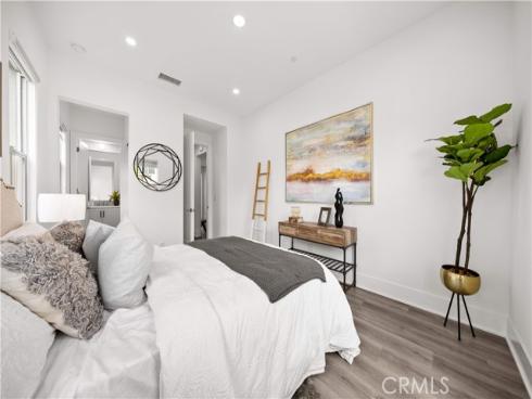 59  Longchamp  , Irvine, CA