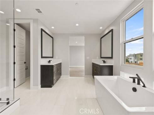 204  Stage  , Irvine, CA