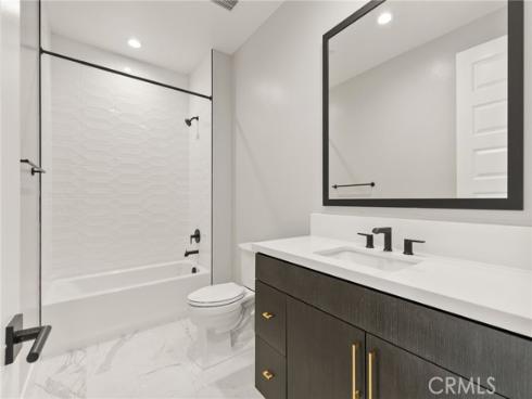 204  Stage  , Irvine, CA