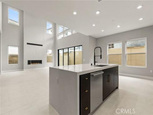 204  Stage  , Irvine, CA