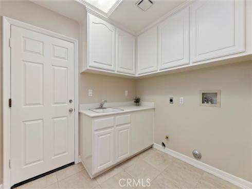 8  Nidden  , Irvine, CA