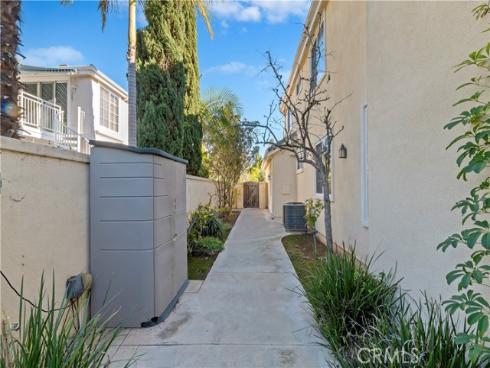 8  Nidden  , Irvine, CA