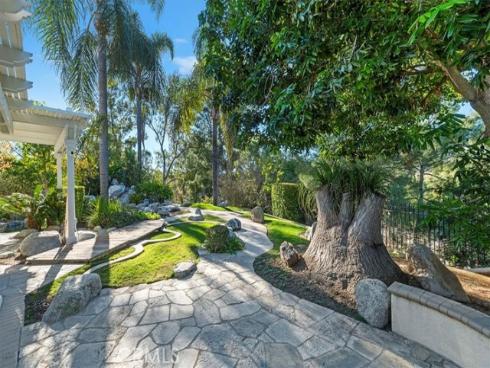 8  Nidden  , Irvine, CA