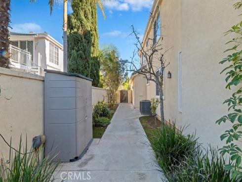 8  Nidden  , Irvine, CA