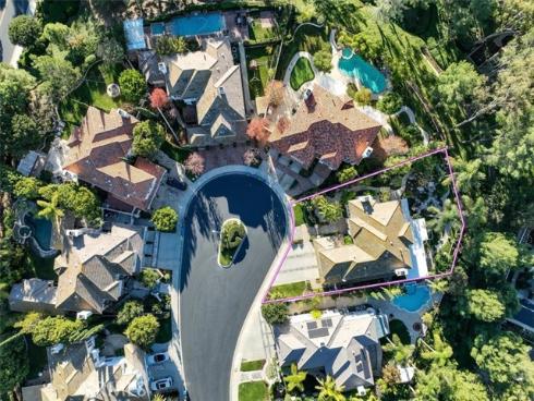 8  Nidden  , Irvine, CA