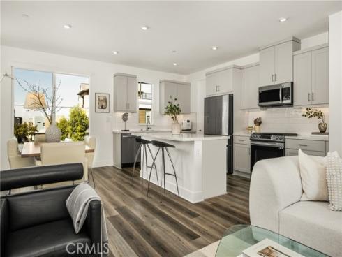 201  Lynx  , Irvine, CA