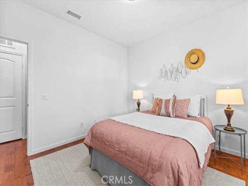 70 City Stroll , Irvine, CA