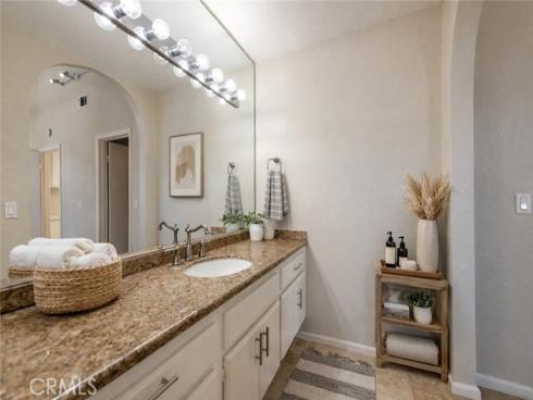 144  Agostino  , Irvine, CA