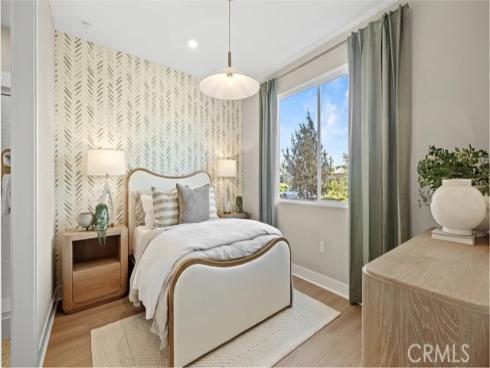 924  Chinon  , Irvine, CA