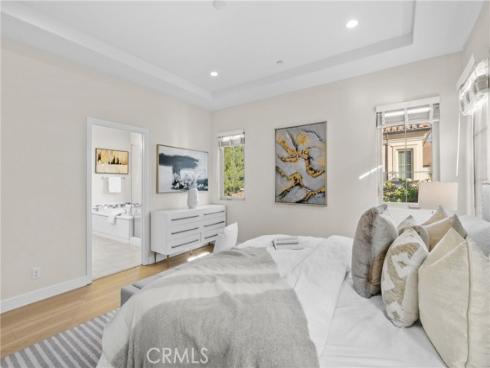 113  Hanging  , Irvine, CA