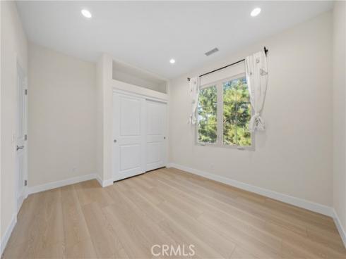 113  Hanging  , Irvine, CA