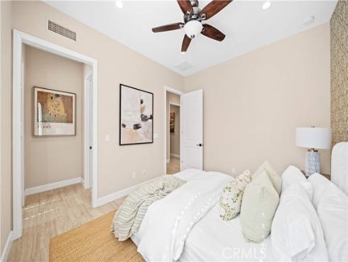 210  Canvas  , Irvine, CA