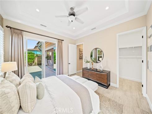 210  Canvas  , Irvine, CA