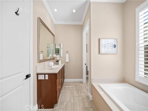 210  Canvas  , Irvine, CA