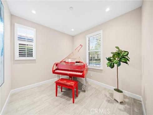 210  Canvas  , Irvine, CA