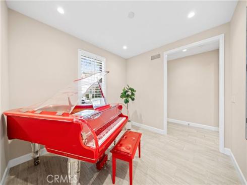 210  Canvas  , Irvine, CA