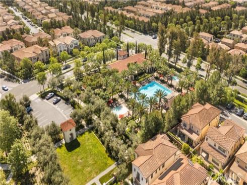 210  Canvas  , Irvine, CA