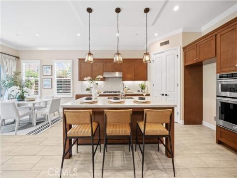 210  Canvas  , Irvine, CA