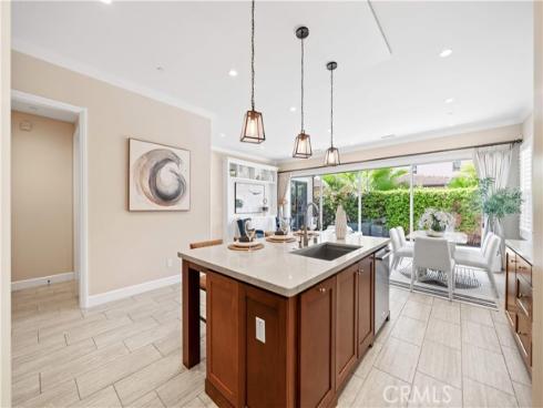 210  Canvas  , Irvine, CA