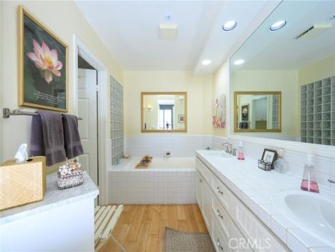 2243  Martin  211 , Irvine, CA