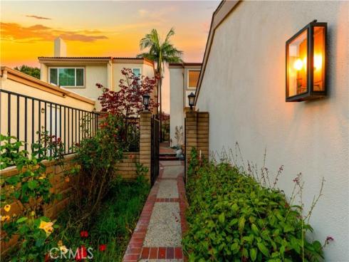 54  Willow Tree  , Irvine, CA