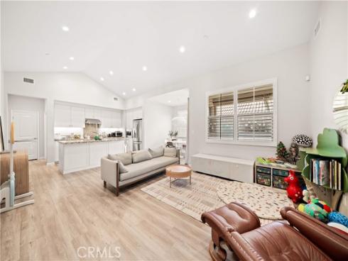 134  Canvas  , Irvine, CA