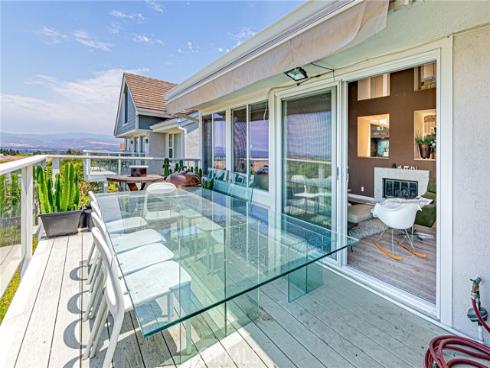 6  Sirius  61 , Irvine, CA