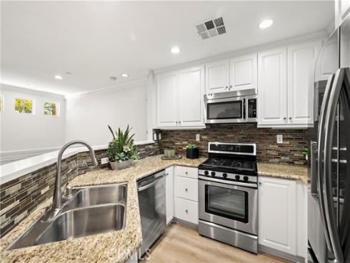 54  Hedge Bloom  , Irvine, CA